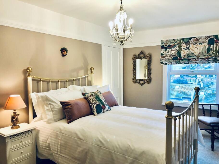 The Pirate's Palace, - Elegant, Comfy, Fun * Whitby